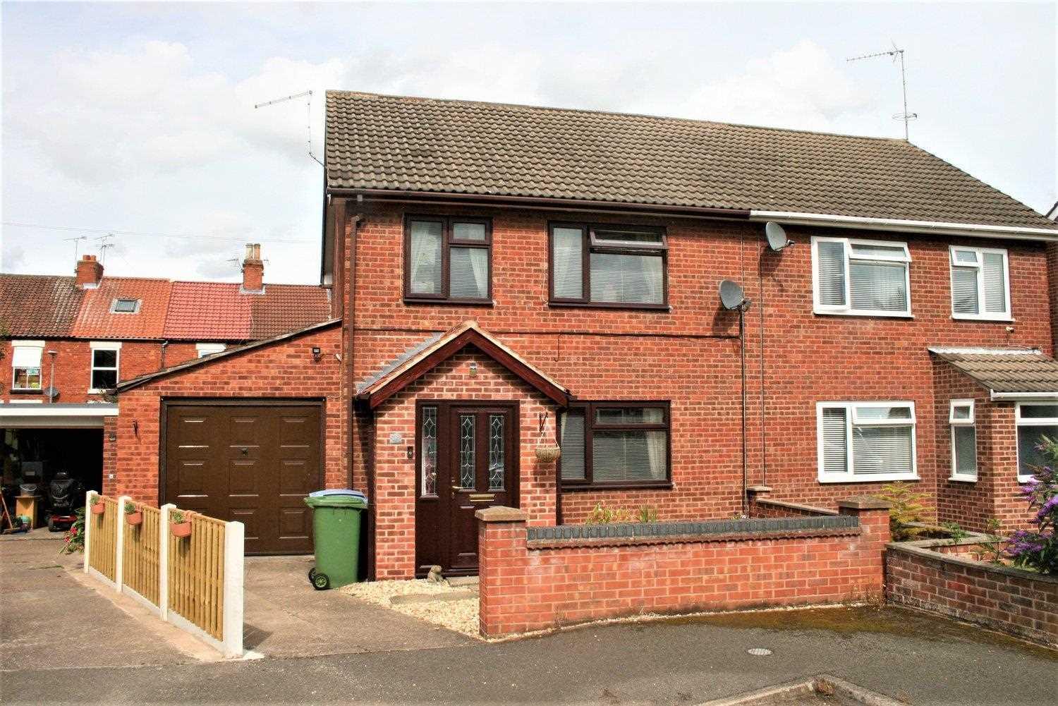 3 bed property in Whitehall Gardens, Retford